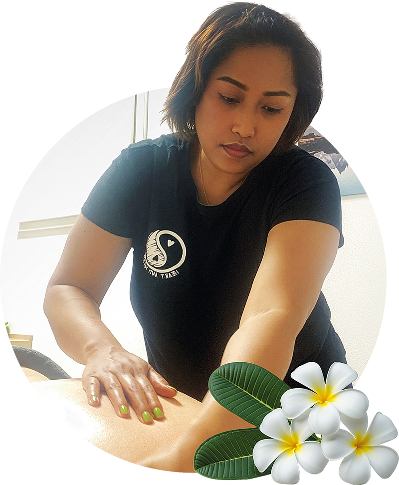 Malee Thai Massage Frau massiert einen Kunden, dekoriert mit weißen tropischen Blumen und Blättern.