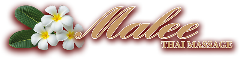 Malee Thai Massage Logo Logo von Malee Thai Massage mit weißen Plumeria-Blüten und grünen Blättern auf rotem Hintergrund.